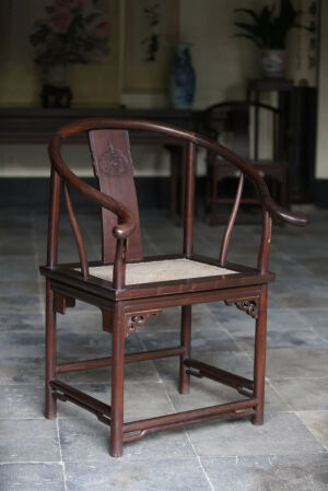 椅凳类·椅子

明代的椅子样式奇多，靠背椅、灯挂椅、扶手椅、玫瑰椅、圈椅、书背椅、帽椅、交椅……种种之多，不可胜数，而其优者做工之精致、设计之巧妙，形容之曲美，无不令后世收藏者趋之若鹜。

