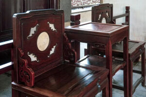 椅凳类·椅子

明代的椅子样式奇多，靠背椅、灯挂椅、扶手椅、玫瑰椅、圈椅、书背椅、帽椅、交椅……种种之多，不可胜数，而其优者做工之精致、设计之巧妙，形容之曲美，无不令后世收藏者趋之若鹜。

