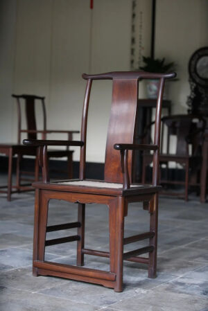 椅凳类·椅子

明代的椅子样式奇多，靠背椅、灯挂椅、扶手椅、玫瑰椅、圈椅、书背椅、帽椅、交椅……种种之多，不可胜数，而其优者做工之精致、设计之巧妙，形容之曲美，无不令后世收藏者趋之若鹜。

