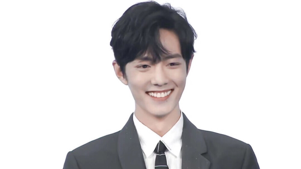 星空迷上了山野，有雾有灯也有归人。
肖战