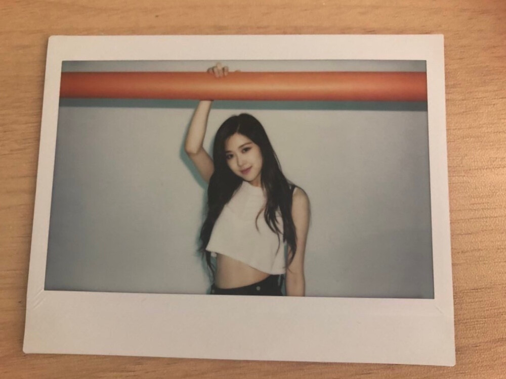 朴彩英rosé相关拍立得