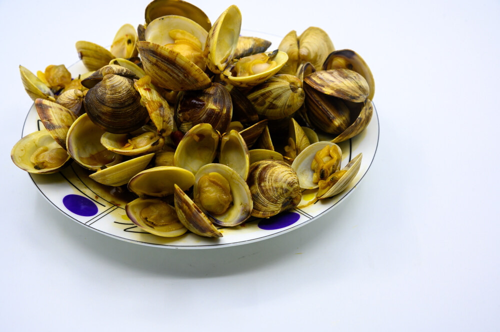 炒蛤蜊 蛤蜊 炒 炒菜 美食 食物 烹调 烹饪 容器 盘子 瓷盘 异形盘 白色瓷盘 圆盘子 静物 食品 中国 新鲜 特写 海鲜 贝壳 饮食 美味 形状 白色背景 摄影 亚洲 健康食物 海产 甲壳动物 有机食品 食物状态 营养 饮食文化 健康食品 海蛤 膳食 户内 主题 贝类 红辣椒 尖椒 绿色食品
