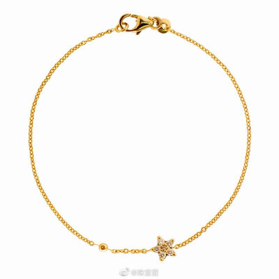 丹麦珠宝商 Ole Lynggaard Copenhagen 的Fine Jewelry 系列珠宝作品「Shooting Stars」，灵感来自流星划过夜空的轨迹。设计师以黄金搭配钻石，呈现明亮的星光，边际延伸出纤长的金链或金丝，象征划过的星轨，预示幸…