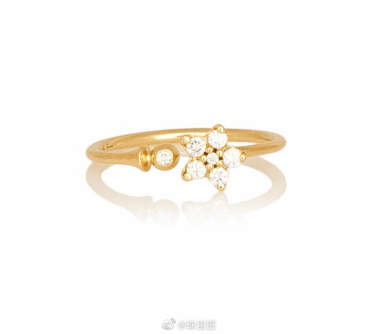 丹麦珠宝商 Ole Lynggaard Copenhagen 的Fine Jewelry 系列珠宝作品「Shooting Stars」，灵感来自流星划过夜空的轨迹。设计师以黄金搭配钻石，呈现明亮的星光，边际延伸出纤长的金链或金丝，象征划过的星轨，预示幸运和对未来美好的景愿。 ​​​