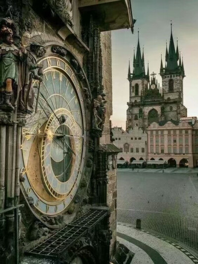 
“布拉格占星时钟”，安装在老城广场的老城市政厅的南面墙上，建于1410年。
转自qq空间