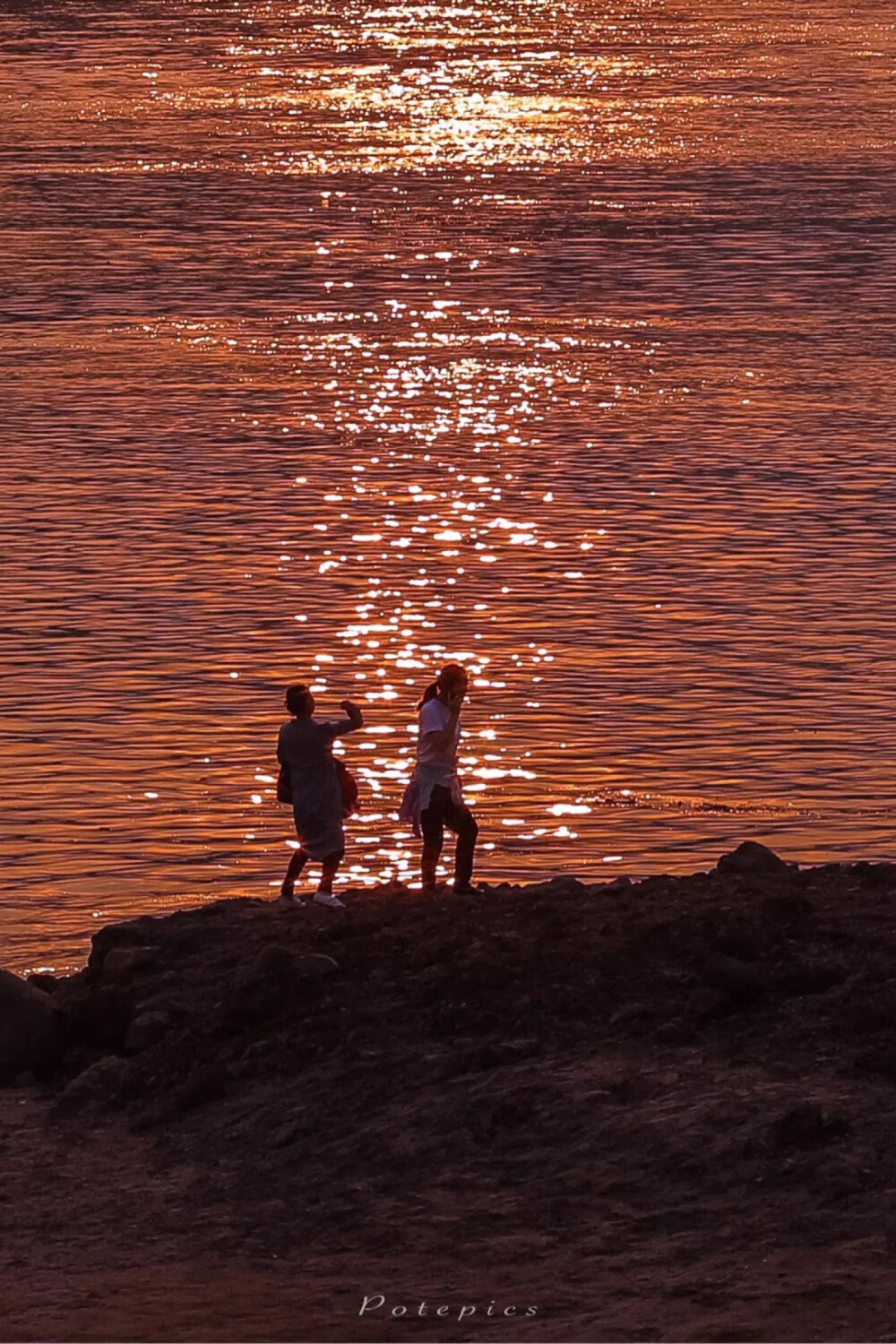 这是我最羡慕的样子
scenery ，dusk ，family ,love and friendship 