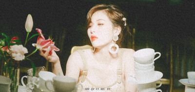 
▫️HyunA
▪️'FLOWER SHOWER'