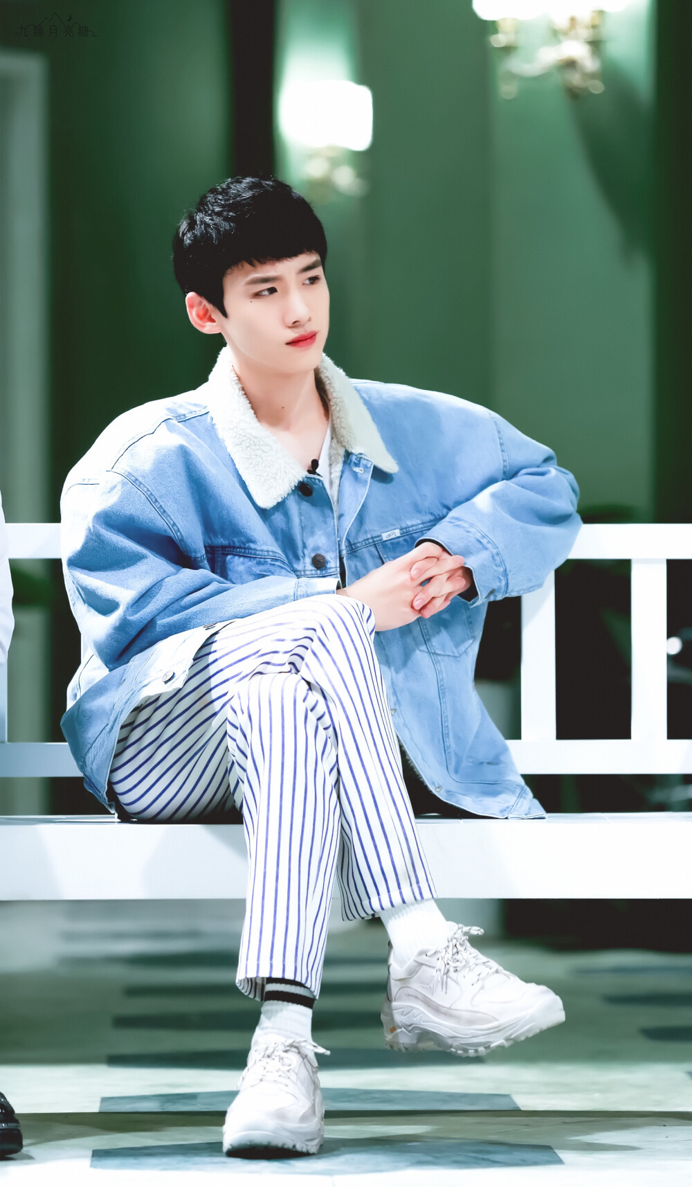 白敬亭
cr•图片logo 