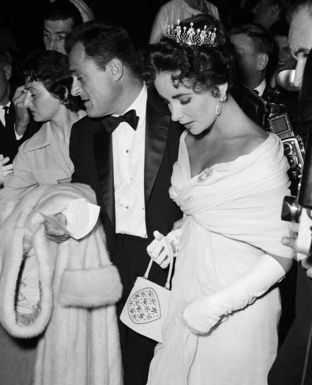 1957年，戴着Tiara的伊丽莎白泰勒（Elizabeth Taylor）和她的丈夫Mike Todd在第十届戛纳电影节上。
这顶Tiara是Mike在1957年送给伊丽莎白的，同年他们结婚，伊丽莎白曾在回忆录《我的珠宝情缘》中提到：“当Mike送给我这个Tiara时，他说‘你是我的女王，所以我认为你需要一个Tiara。’”这顶Tiara被称为“Mike Todd Tiara”，差不多在1880年被制成。
她手上戴着的祖母绿戒指是她和Mike的订婚戒指，质量为29.4克拉。伊丽莎白泰勒的珠宝展上，所有Mike送她的主要珠宝都被展示，这枚戒指却没有被展出，有报道称这枚戒指在1959年被卖掉了，也有猜测说泰勒自己处理了这枚戒指，原因与1958年Mike死于坠机事故有关，但没有确切的细节。
2011年，伊丽莎白泰勒去世后，她的珠宝被拍卖，这顶Tiara的估价在6万美元到8万美元左右，最后以422.65万美元的价格成交。[/cp]