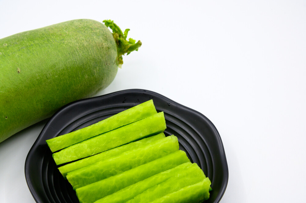 萝卜 青萝卜 植物 农作物 生食 食物 食材 食品 蔬菜 辛辣 清爽 美味 汁液 绿色 青色 低热量 健康食品 有机食品 膳食纤维 营养 绿色食品 食物原料 膳食 减肥 瘦身 开胃 绿皮萝卜 中国萝卜 沙窝萝卜 葛沽萝卜 翘头青萝卜 露头青萝卜 药用价值 水果萝卜 白色背景 切块 黑瓷盘
