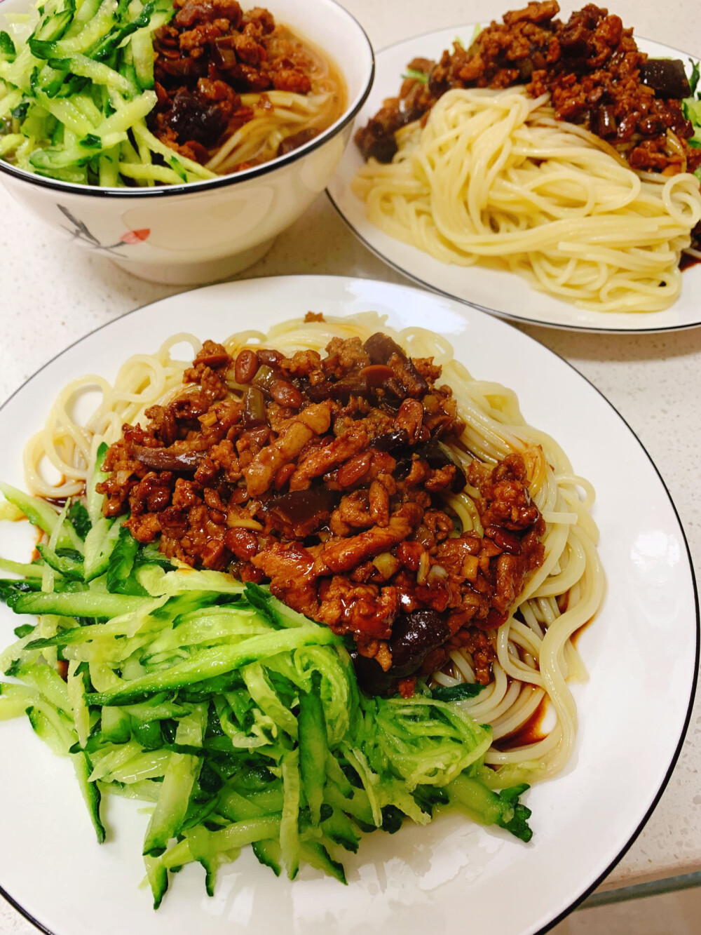 杨枝甘露，虾仁鸡蛋饼，炸酱面，蜜糖城堡炒酸奶