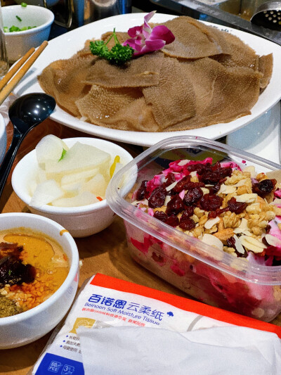 杨枝甘露，虾仁鸡蛋饼，炸酱面，蜜糖城堡炒酸奶