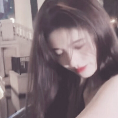 远方路灯明灭，星河倾斜，一触星斗撒满大街