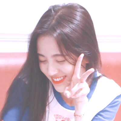 远方路灯明灭，星河倾斜，一触星斗撒满大街