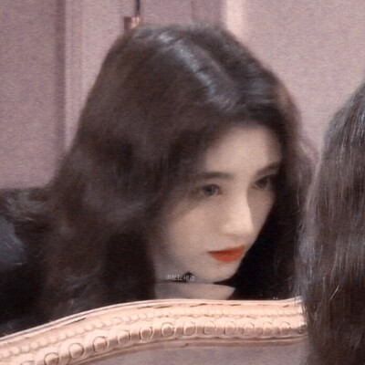 远方路灯明灭，星河倾斜，一触星斗撒满大街