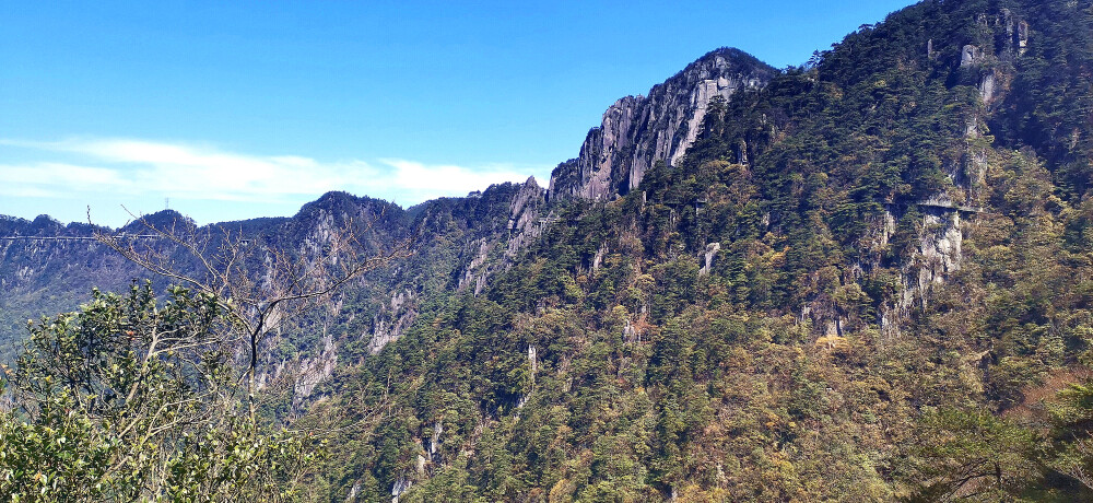 4月12日，阳光明媚，春暖花开。随着旅游的日渐复苏，位于吉安市安福县的羊狮慕景区迎来了一波又一波的旅游人群，景区优美的风光让游客们赞不绝口，流连忘返。羊狮慕景区与武功山金顶一脉相承，号称'姐妹峰'。景区总面积37.5平方公里，最高峰天子峰(又名'石笋峰')海拔1764米，景区以花岗岩峰林地貌为主，千姿百态，巍峨壮观。宋代大诗人杨万里求学期间游历此山，在观赏了鬼斧神工的石笋峰后，留下憾世诗篇:"笔锋插霄汉，云气蘸锋芒。时时同挥洒，散作甘露香。"(摄/肖勇)