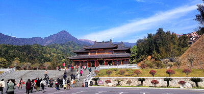 4月12日，阳光明媚，春暖花开。随着旅游的日渐复苏，位于吉安市安福县的羊狮慕景区迎来了一波又一波的旅游人群，景区优美的风光让游客们赞不绝口，流连忘返。羊狮慕景区与武功山金顶一脉相承，号称'姐妹峰'。景区总…