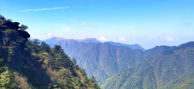 4月12日，阳光明媚，春暖花开。随着旅游的日渐复苏，位于吉安市安福县的羊狮慕景区迎来了一波又一波的旅游人群，景区优美的风光让游客们赞不绝口，流连忘返。羊狮慕景区与武功山金顶一脉相承，号称'姐妹峰'。景区总…