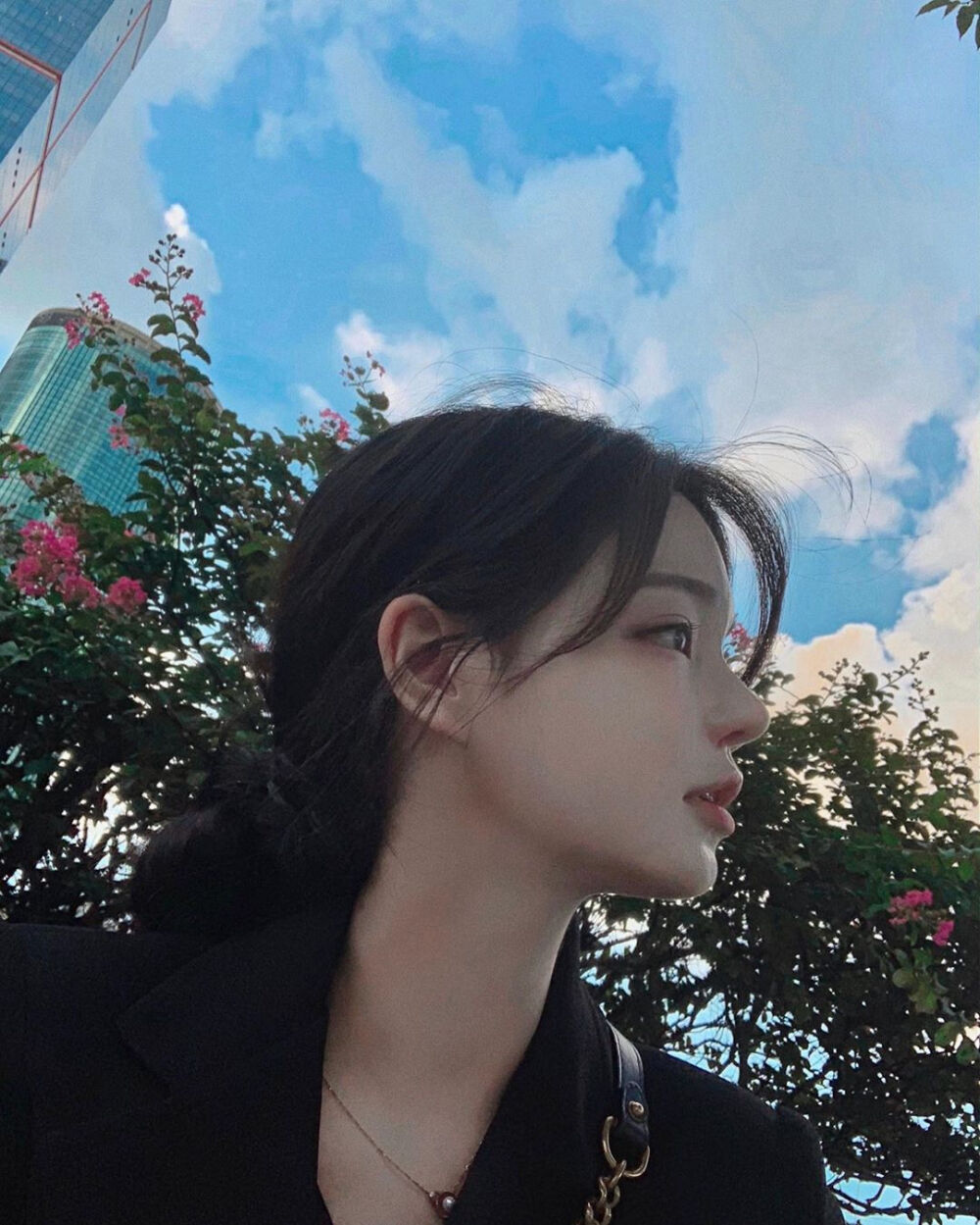 女头，部位，半身女，手机控，可爱，性感，来源Instagram，二传注乐小二