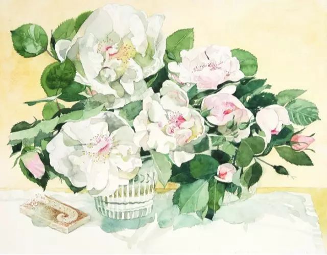 这些玫瑰花插画都来自日本水彩画家Ayako Tsuge柘植彩子。彩子用画笔示范了100种让玫瑰不俗气的方法。不要以为只有玫瑰，彩子擅长画各式各样的花卉、蔬菜和水果，而且每一种都能画出千百个样子来。看她的画就像把你家餐桌搬进了画里，当然是美颜了10倍的。
