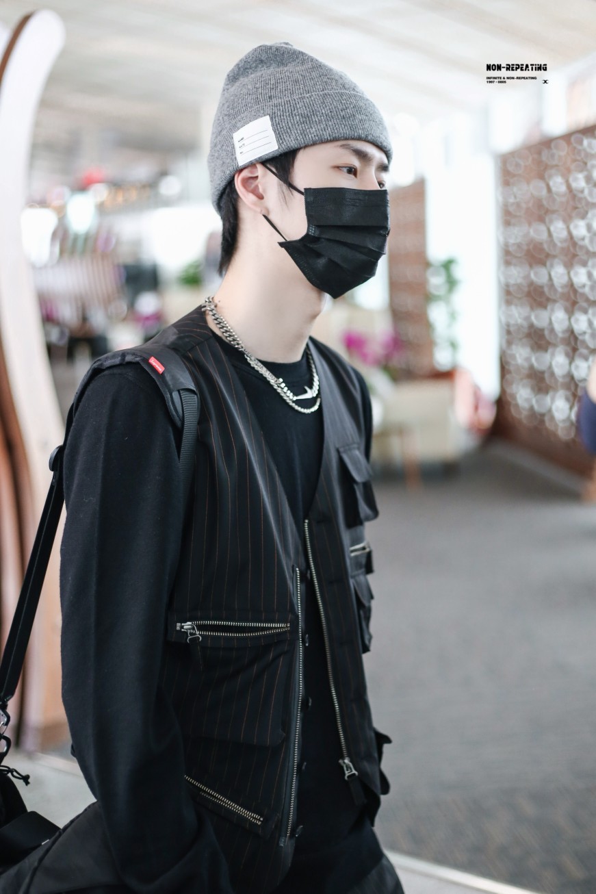 190418 北京-上海
♥灰色啵啵美妆蛋！♡
@UNIQ-王一博 ​​​cr:圆周率丨王一博0805
