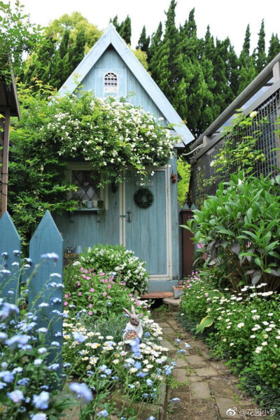想把院子打扮得漂亮点！想收纳杂物！解决烦恼的方法就是——打造一只小小小的收纳屋。高挑些的，还可以放置在狭窄的角落里。