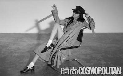 时尚COSMO5月刊封面 杨幂
@时尚COSMO-Lisa @刘阅微
摄影： @哈雷恶棍李奇
统筹&策划：@阿三刘
视觉监制：@滕雪菲
创意＆执行：@COSMO陈斯
造型：王宸
文字编辑：@XinXin_wang
文：爱丽丝
化妆&发型： 扑克