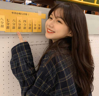 假装微笑的女生头像