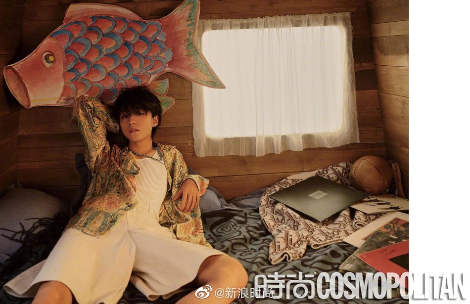 [cp]#杂志架#【#王俊凯锁骨#】@TFBOYS-王俊凯 登上《时尚COSMO》五月刊，轮廓分明的锁骨杀，狼尾头发型展现少年意气。#王俊凯狼尾头# ​​​[/cp]