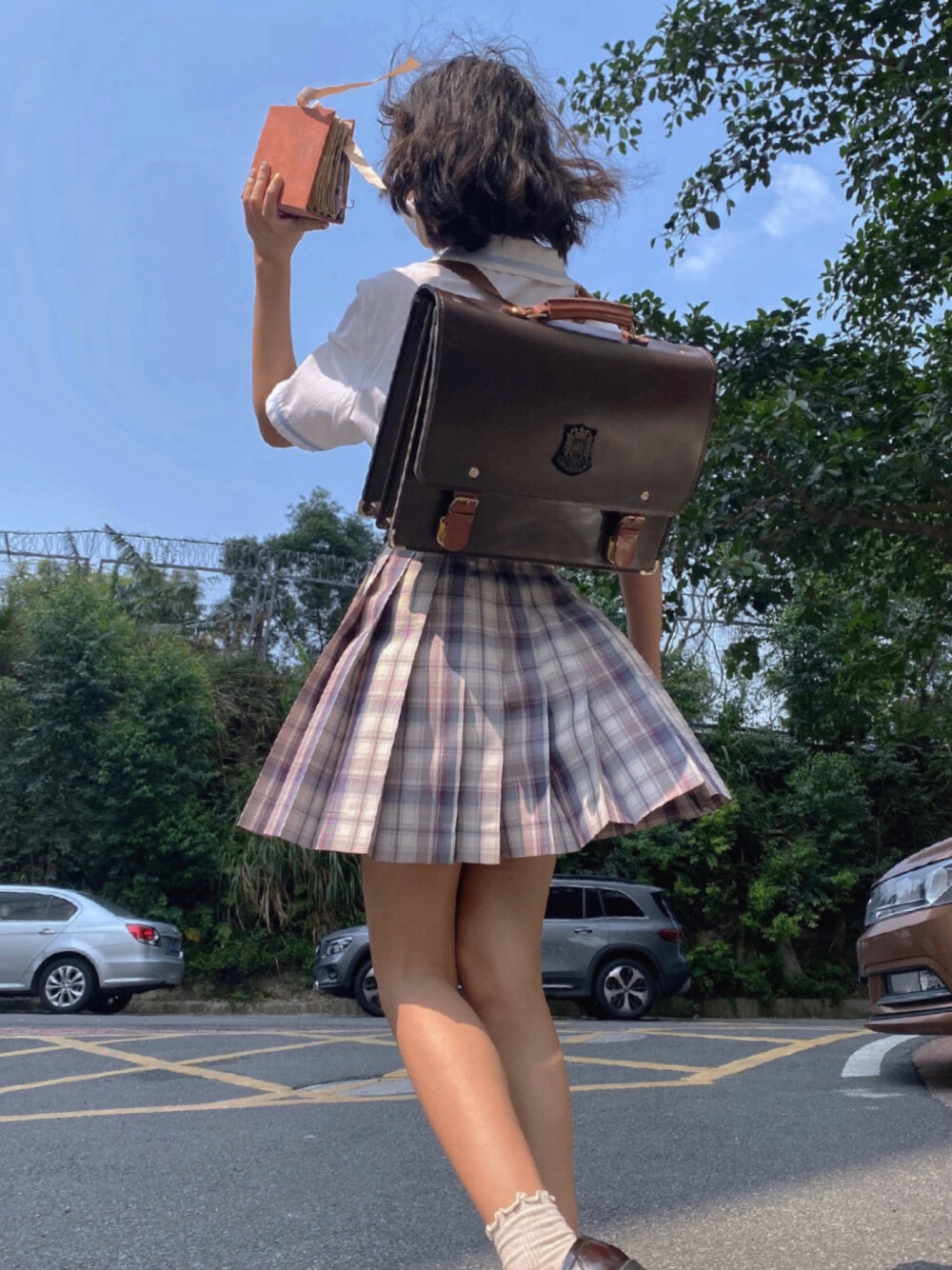 Jk制服：茜茜公主 淘bao：02JK工作室02Studio
包包：冈山南
领结：eb粉百合
上衣：姬路商业
lolita/软妹/可爱/穿搭