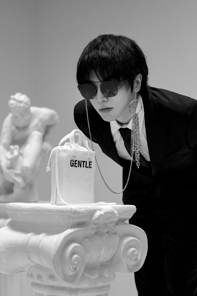 华晨宇 GENTLE MONSTER “Make New Fantasy”主题大片，花花化身狂热的艺术爱好者，开启奇幻美术馆之旅。