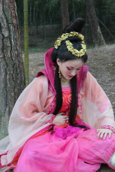 活佛济公
郑亦桐 饰 花娘