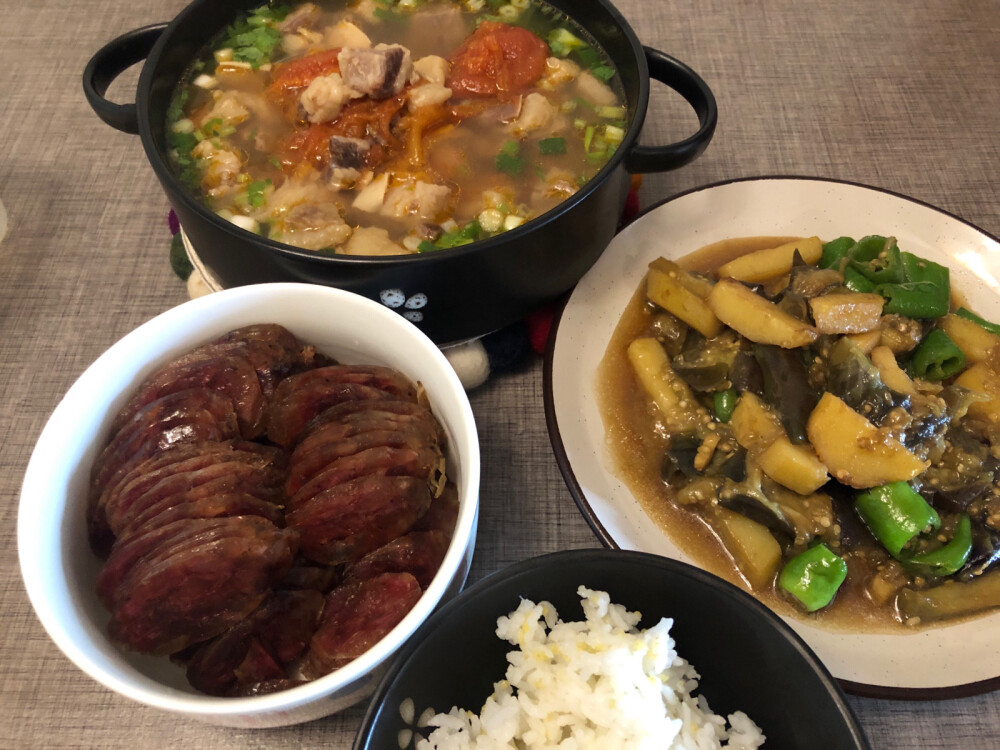 番茄牛腩+土豆焖茄子+香肠