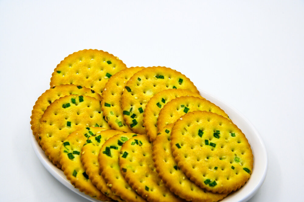 葱油饼干 葱 葱花 大葱 食用油 植物油 饼干 蛋 鸡蛋 卵 小麦 白面 蒸 熟的 甜点 糕点 点心 面点 蜂蜜 甜蜜 分享 烤 烘焙 食物 食品 美食 美味 膳食 饮食 白色瓷盘 容器 瓷盘 圆形 装饰 白色 白色背景 吃 中国传统糕点 传统食品 甜的 营养 面食 排列 精致 零食 零嘴 小吃
