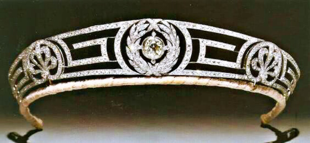 伊丽莎白二世的婆婆爱丽丝送给儿媳妇的礼物,王冠的特色是希腊回纹