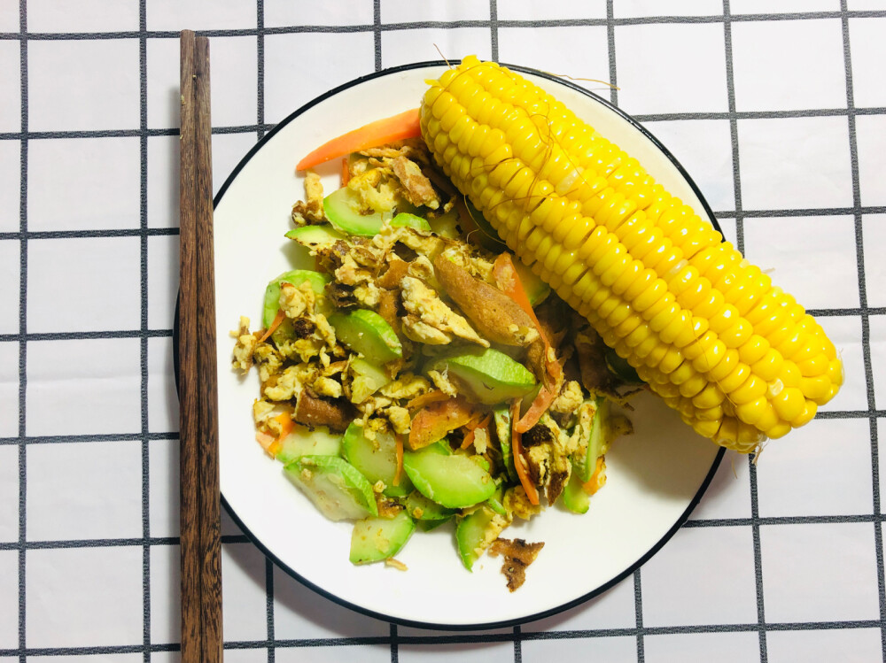 晚餐：西葫芦胡萝卜炒鸡蛋+玉米一根