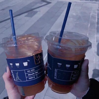 “生活就是哄自己，把自己劝明白，什么都解决了。”
—— 网易云热评《假装》 ​
朋友圈文案/背景图ins