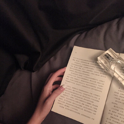 “生活就是哄自己，把自己劝明白，什么都解决了。”
—— 网易云热评《假装》 ​
朋友圈文案/背景图ins