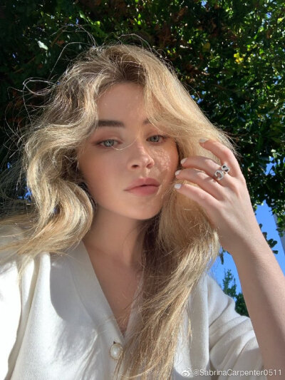 Sabrina Carpenter
匠妹
堆糖里有关匠妹的照片好少哦~才刚刚发现匠妹在19年年底开通了个人官博账号，上面的照片都是我在她的个人主页上精选哒~至于水印，我电脑上没装PhotoShop也去不掉，哪个好心的木屑看见了就代劳…