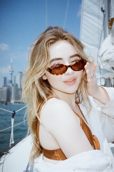 Sabrina Carpenter
匠妹
堆糖里有关匠妹的照片好少哦~才刚刚发现匠妹在19年年底开通了个人官博账号，上面的照片都是我在她的个人主页上精选哒~至于水印，我电脑上没装PhotoShop也去不掉，哪个好心的木屑看见了就代劳…