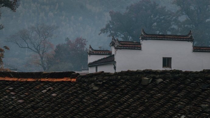 【原创】《阮郎归·烟雨》
清明过后谷雨临，
茫茫烟雨中。
船靠河边不撒网，
柳茐舞花苁。
芳草路，踏青还，
夕阳红半空。
外入冠毒仍不绝，
坚持防卫战危凶！
今年的春天，还是小心过。年年岁岁春相似，网络春游，就近散步足矣！感恩為消灭新冠病毒确保人民生命安全而努力工作的英雄们！
文／春容 （@一诗一文 ）#诗词# #万众一心抗击疫情# 