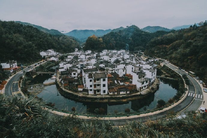 【原创】《阮郎归·烟雨》
清明过后谷雨临，
茫茫烟雨中。
船靠河边不撒网，
柳茐舞花苁。
芳草路，踏青还，
夕阳红半空。
外入冠毒仍不绝，
坚持防卫战危凶！
今年的春天，还是小心过。年年岁岁春相似，网络春游，就近散步足矣！感恩為消灭新冠病毒确保人民生命安全而努力工作的英雄们！
文／春容 （@一诗一文 ）#诗词# #万众一心抗击疫情# 