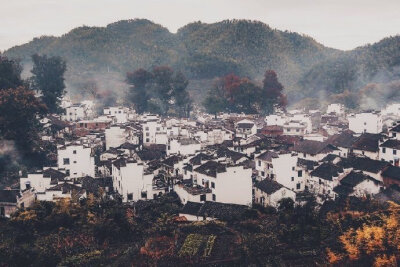 【原创】《阮郎归·烟雨》
清明过后谷雨临，
茫茫烟雨中。
船靠河边不撒网，
柳茐舞花苁。
芳草路，踏青还，
夕阳红半空。
外入冠毒仍不绝，
坚持防卫战危凶！
今年的春天，还是小心过。年年岁岁春相似，网络春游，…