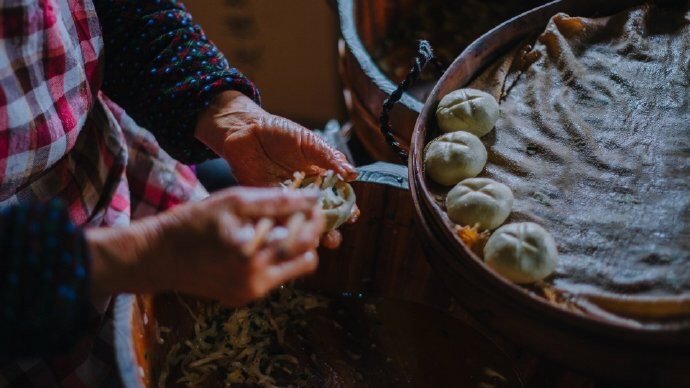 【原创】《阮郎归·烟雨》
清明过后谷雨临，
茫茫烟雨中。
船靠河边不撒网，
柳茐舞花苁。
芳草路，踏青还，
夕阳红半空。
外入冠毒仍不绝，
坚持防卫战危凶！
今年的春天，还是小心过。年年岁岁春相似，网络春游，就近散步足矣！感恩為消灭新冠病毒确保人民生命安全而努力工作的英雄们！
文／春容 （@一诗一文 ）#诗词# #万众一心抗击疫情# 