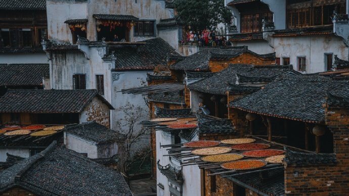 【原创】《阮郎归·烟雨》
清明过后谷雨临，
茫茫烟雨中。
船靠河边不撒网，
柳茐舞花苁。
芳草路，踏青还，
夕阳红半空。
外入冠毒仍不绝，
坚持防卫战危凶！
今年的春天，还是小心过。年年岁岁春相似，网络春游，就近散步足矣！感恩為消灭新冠病毒确保人民生命安全而努力工作的英雄们！
文／春容 （@一诗一文 ）#诗词# #万众一心抗击疫情# 