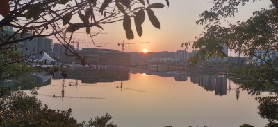 太阳快落山了，倒映在水面上，湖光水色特别美