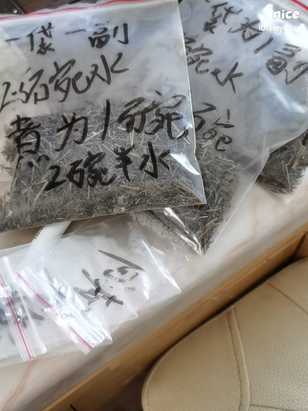 痔疮有药，爱信不信，问药方的别石乐志
药方为朋友老一辈传下来的东西，已治愈不少患者，但前提要戒口
动过手术的朋友就别看了，根都切坏了，搞不好，只有压制作用，以后长期还是会复发的。说术后能根治的不是神医那就特么都是骗子
没动过手术的必管用。
治愈的患者反应都是好多年都没有在复发
三副药内见效
价格总比动手术受苦廉价多了
还有手术后有必复发这个毛病。
怎么选择看自己，没那么多功夫解释。
选择继续受苦还是治愈自己选
老直男，讲话直，信者来