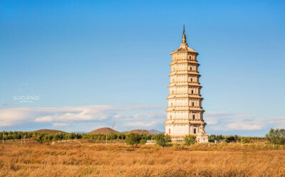 辽代是中国古塔建筑的鼎盛朝代之一，也是八角砖塔最流行时期，位于今天内蒙古自治区赤峰市巴林右旗境内的庆州白塔是那个时代佛塔的代表作。庆州城是辽王朝兴筑的最后一座奉陵邑，却在历史的苍穹下早已没了地面遗迹，…