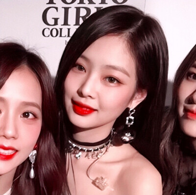 原截id山雾川
二改cr林汐言
Lisa×Jisoo×Jennie×Rosé
blackpink团头