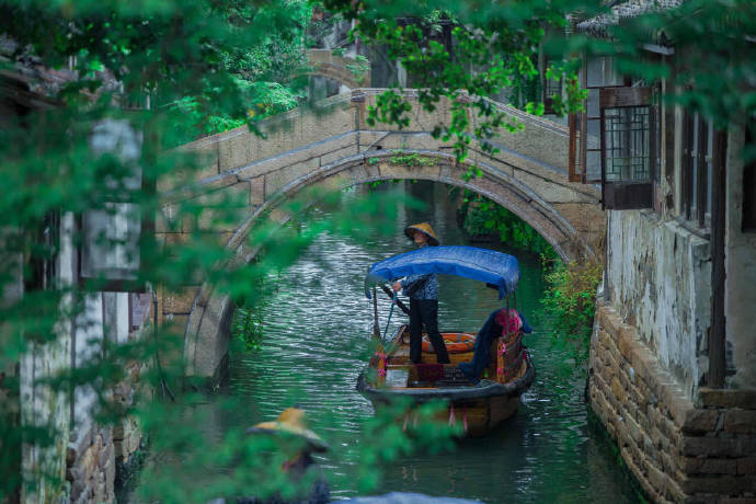 【原创】《风入松：双调.春绿》（上平一先）
雨飘江岸摆游船，
喜望欣然。
水连天地知途返，
回家盼，乡野堤边。
帆远尚识沧海，
雁飞惊看桑田。
暖风吹动草青鲜，
盛世空前。
想当年美回如醉，
到如今，祥态平安。
朝日云霄花落，
晚霞映照山川。
文/李文革（@一诗一文 ）
2020.5.17.#诗词# #春天#